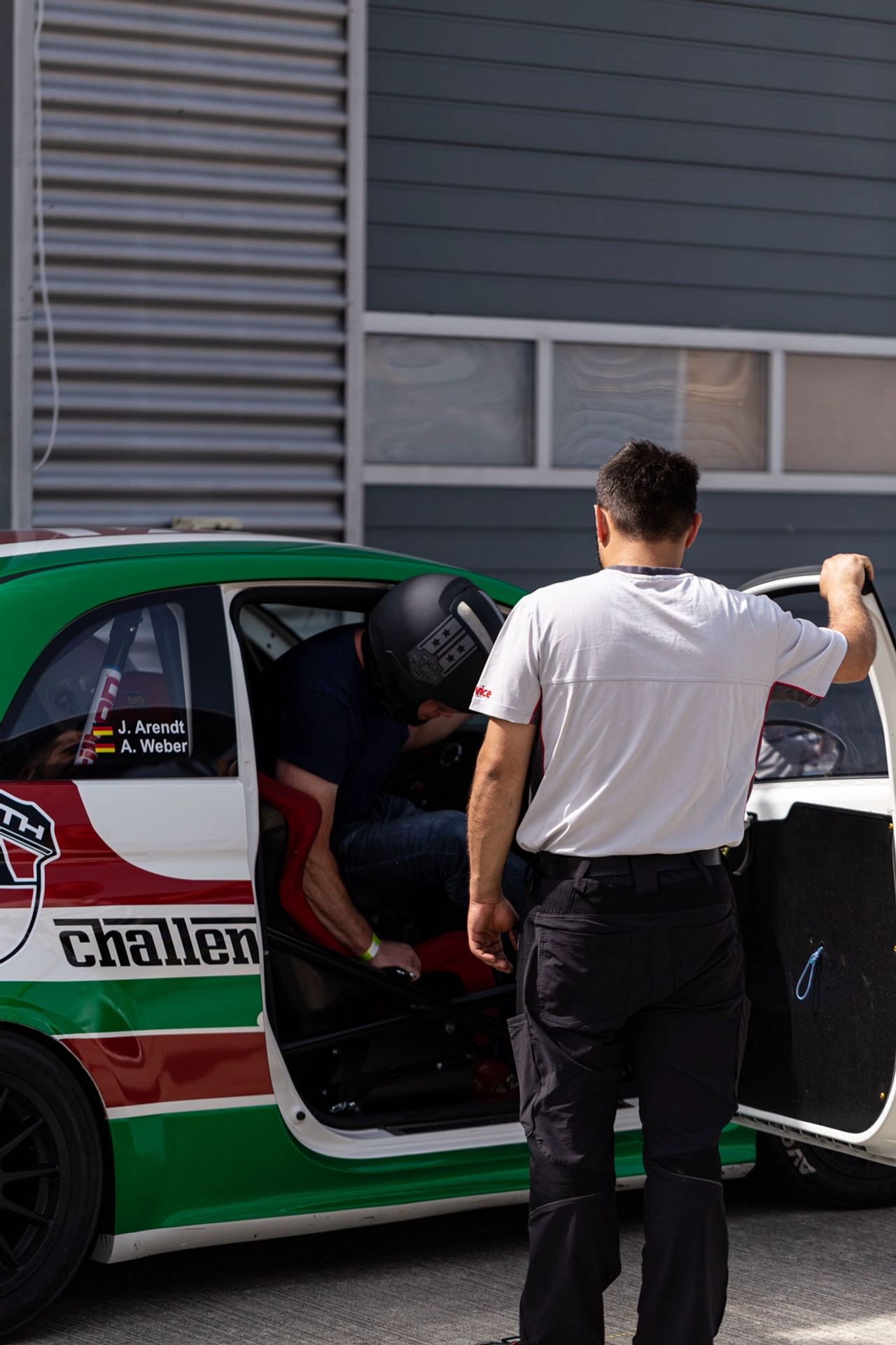 L8-Night Event am Lausitzring L8-Night am Lausitzring: Erfolgreiches Event mit Technikinteressierten, Familien, Maskottchen Loona und Gast Peter Escher auf der Rennstrecke.