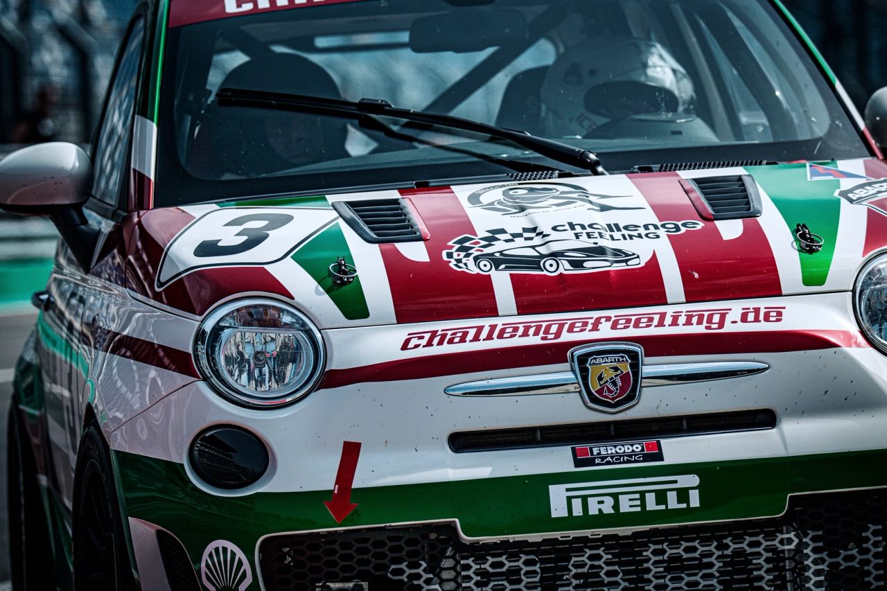 L8-Night Event am Lausitzring L8-Night am Lausitzring: Erfolgreiches Event mit Technikinteressierten, Familien, Maskottchen Loona und Gast Peter Escher auf der Rennstrecke.