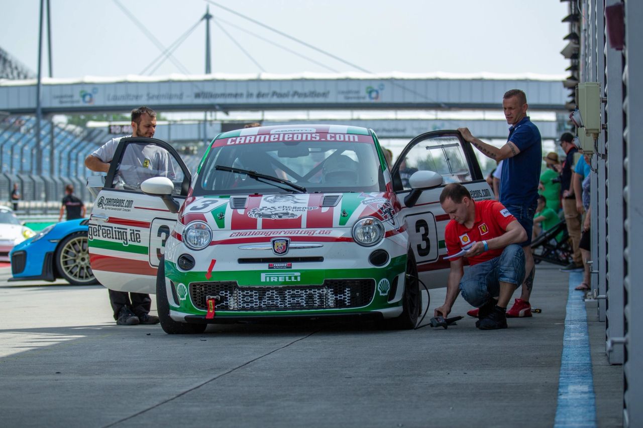 L8-Night Event am Lausitzring L8-Night am Lausitzring: Erfolgreiches Event mit Technikinteressierten, Familien, Maskottchen Loona und Gast Peter Escher auf der Rennstrecke.