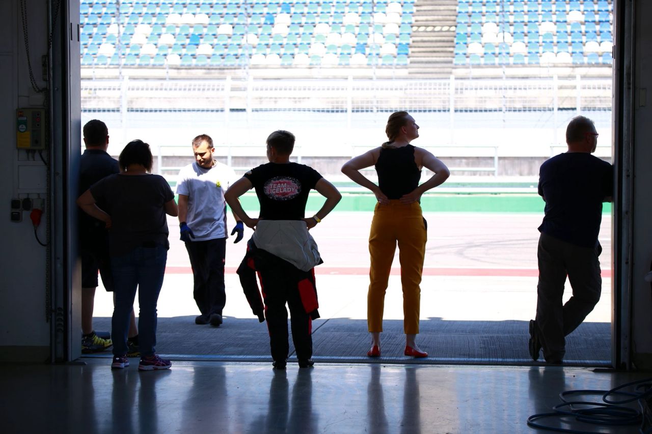 L8-Night Event am Lausitzring L8-Night am Lausitzring: Erfolgreiches Event mit Technikinteressierten, Familien, Maskottchen Loona und Gast Peter Escher auf der Rennstrecke.