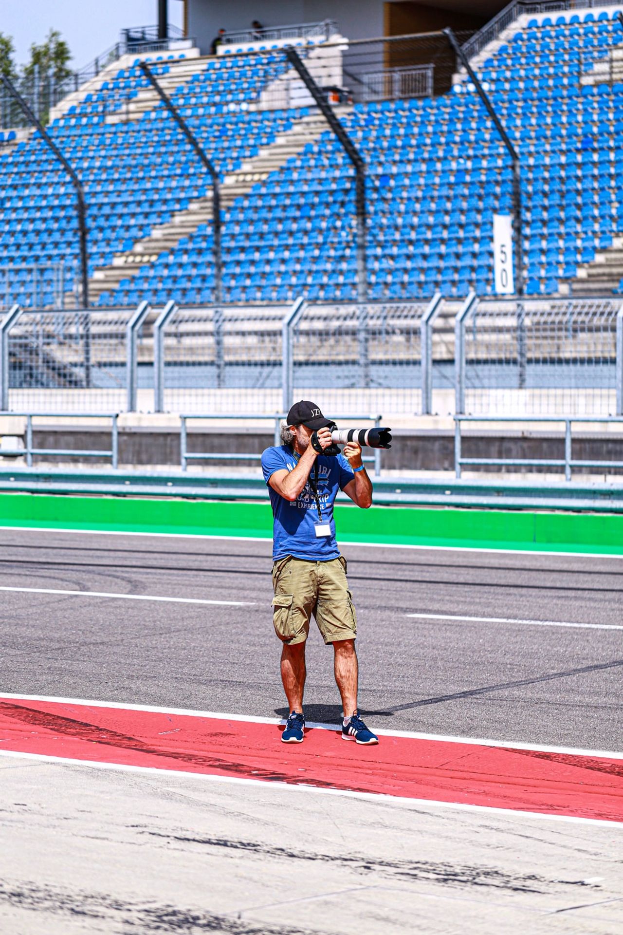 L8-Night Event am Lausitzring L8-Night am Lausitzring: Erfolgreiches Event mit Technikinteressierten, Familien, Maskottchen Loona und Gast Peter Escher auf der Rennstrecke.