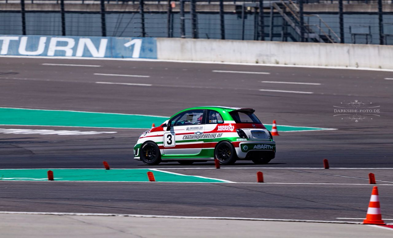 L8-Night Event am Lausitzring L8-Night am Lausitzring: Erfolgreiches Event mit Technikinteressierten, Familien, Maskottchen Loona und Gast Peter Escher auf der Rennstrecke.