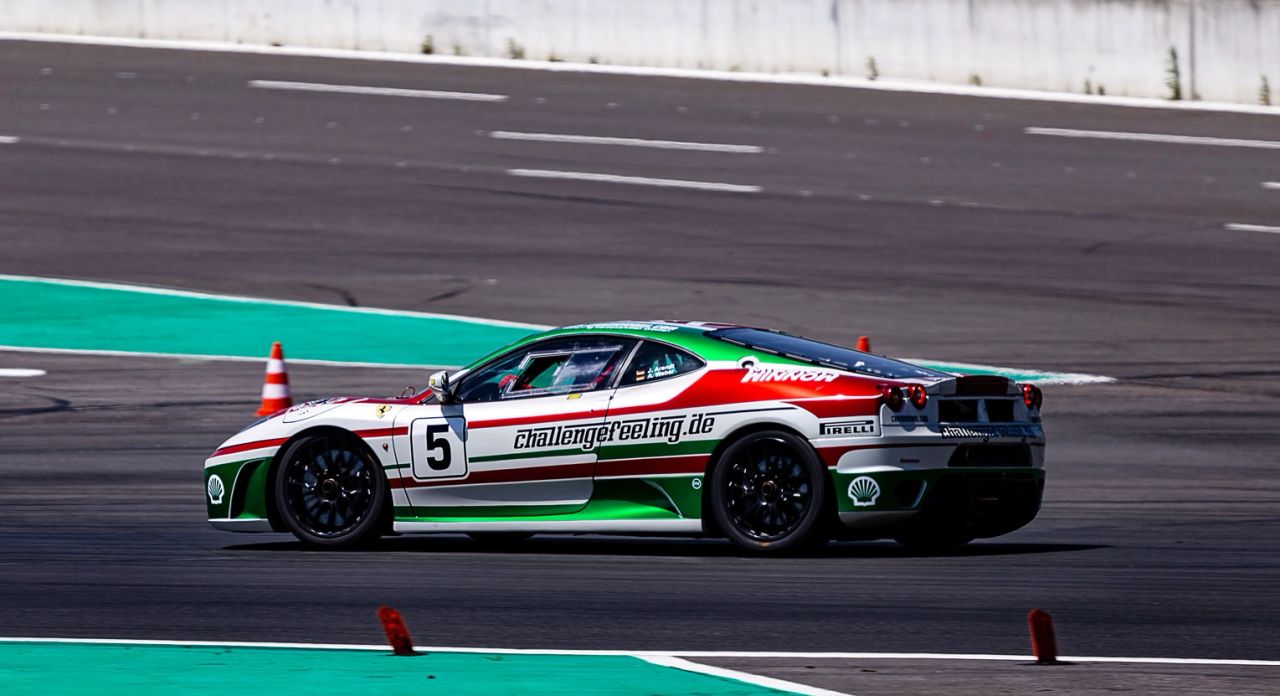 L8-Night Event am Lausitzring L8-Night am Lausitzring: Erfolgreiches Event mit Technikinteressierten, Familien, Maskottchen Loona und Gast Peter Escher auf der Rennstrecke.