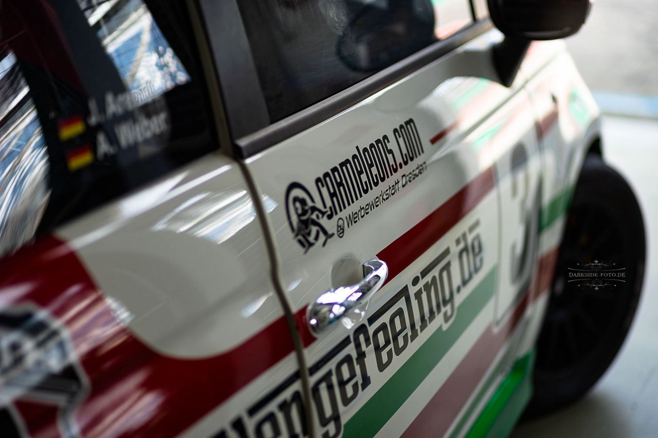 L8-Night Event am Lausitzring L8-Night am Lausitzring: Erfolgreiches Event mit Technikinteressierten, Familien, Maskottchen Loona und Gast Peter Escher auf der Rennstrecke.